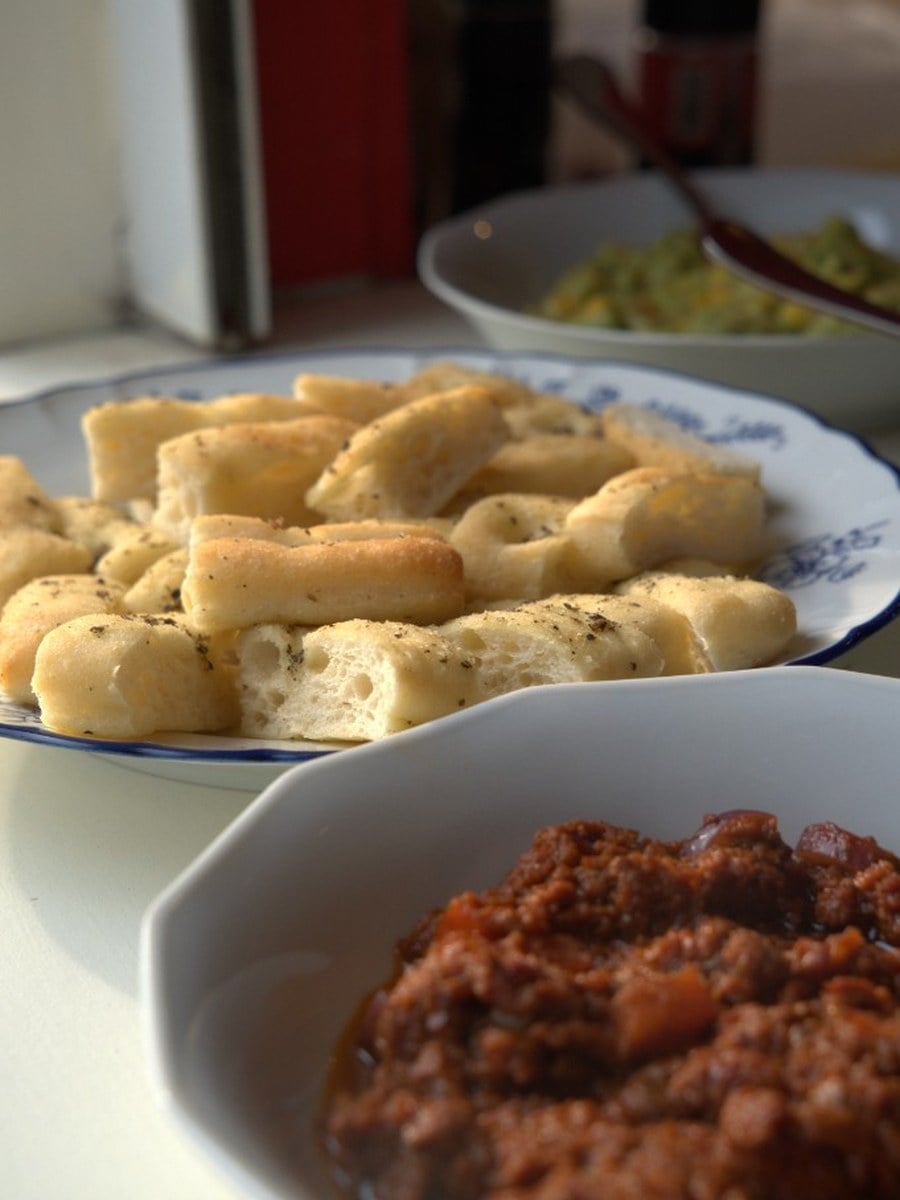 Focaccia maison et tartinables servis à table chez Jean & Gino.